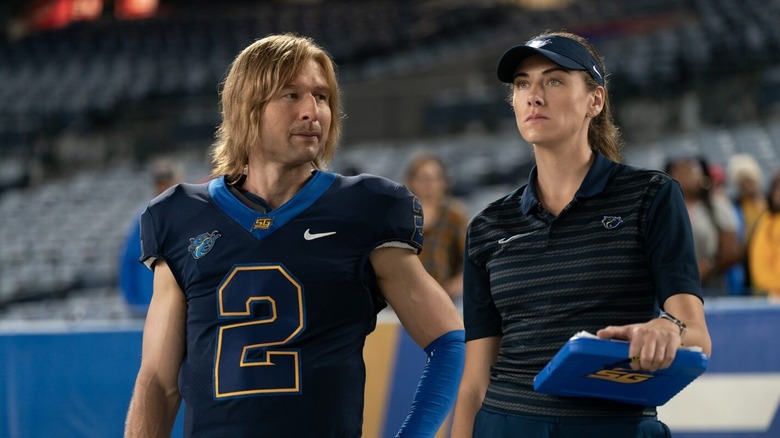 Chad Powers olhando carinhosamente para seu treinador