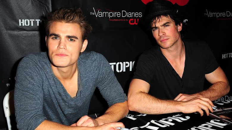 Paul Wesley ve Ian Somerhalder, 23 Ekim 2010'da Sunset Place'deki Hot Topic mağazasında Vampire Diaries Sezon 2 oyuncu kadrosu turunda hayranlarla buluşup selamlıyor