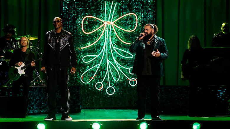 Ralph Edwards and Snoop Dogg perform on the live Season 28 finale of The Voice