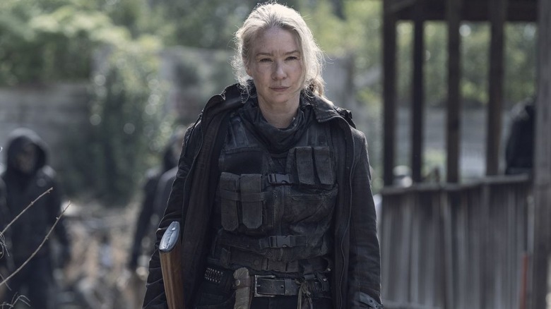 Lynn Collins as Leah Shaw, walking with soldiers in The Walking Dead.