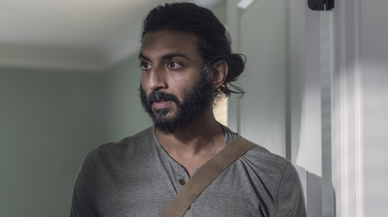 Avi Nash as Siddiq, carrying a shoulder bag in The Walking Dead.