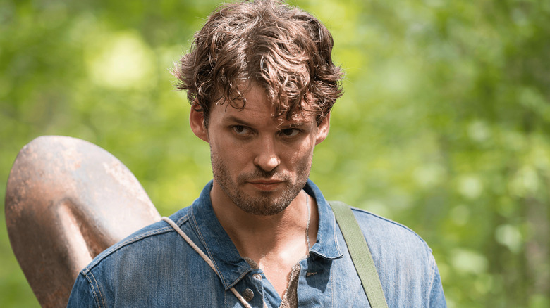 Austin Nichols as Spencer Monroe, holding a shovel in The Walking Dead.