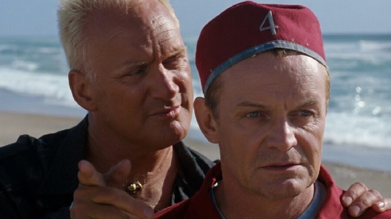 Sahilde Stanley'nin arkasında duran prens