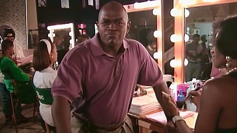 Charles S. Dutton, Roc bölümünden önce kamera arkasında konuşuyor.