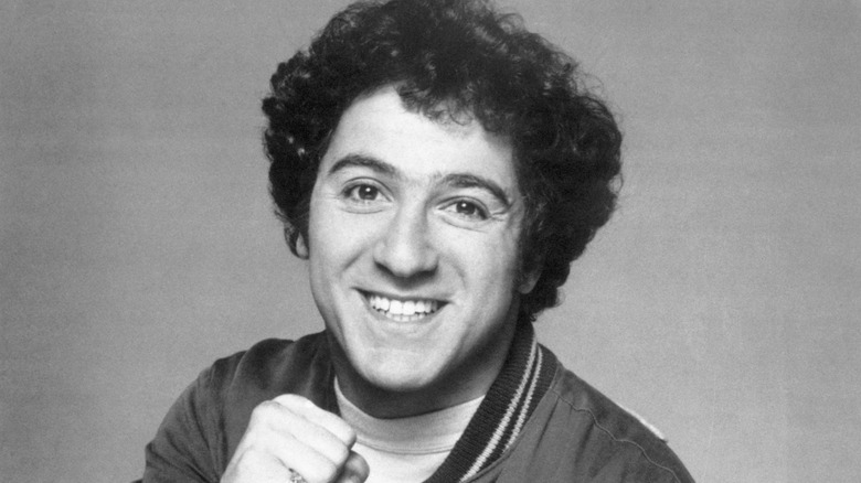 Laverne & Shirley dizisinde Carmine Ragusa'yı oynayan Eddie Mekka