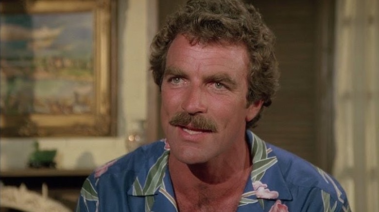 Thomas Magnum mavi Hawaii gömleği giyiyor ve konuşuyor
