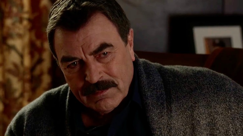 Frank Reagan oturmuş, ciddi görünüyordu