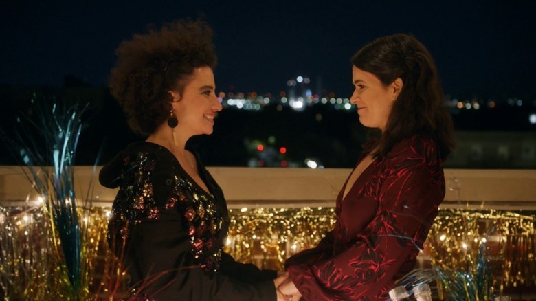 Ilana Wexler and Abbi Abrams holding hands and smiling at each other on Broad City S5E10
