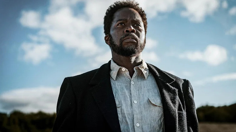 Harold Perrineau's Boyd Stevens wearing an ill-fitting suit on From