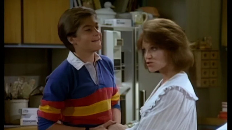 David Hogan (Jason Bateman) speaks with Valerie Hogan (Valerie Harper) in the kitchen in The Hogan Family