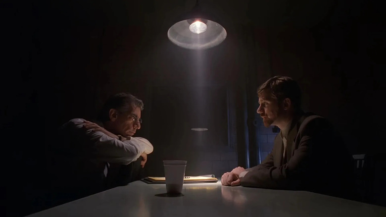 John Munch (Richard Belzer) speaks to John Fitzgerald Byers (Bruce Harwood) in The X-Files