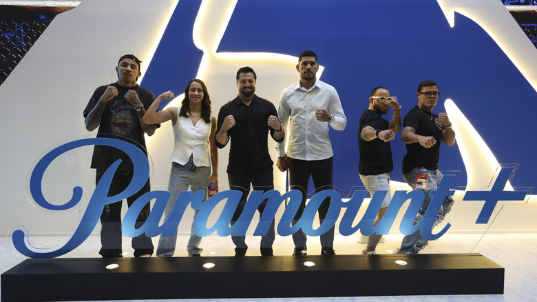 Lutadores do UFC alinhados atrás da placa da Paramount+