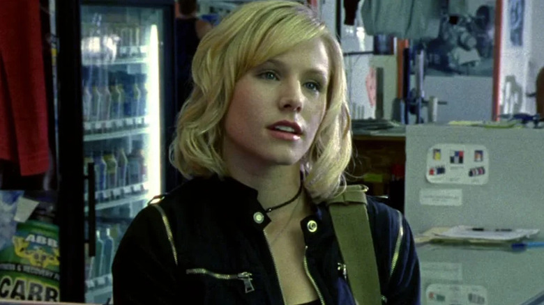Veronica Mars ekran dışında soğutucunun önünde duran birine şüpheyle bakıyor