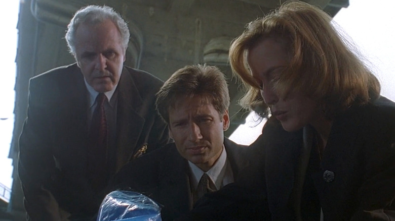 James Handy, Dedektif Cross rolünde, David Duchovny Fox Mulder rolünde ve Gillian Anderson, Dana Scully rolünde. 