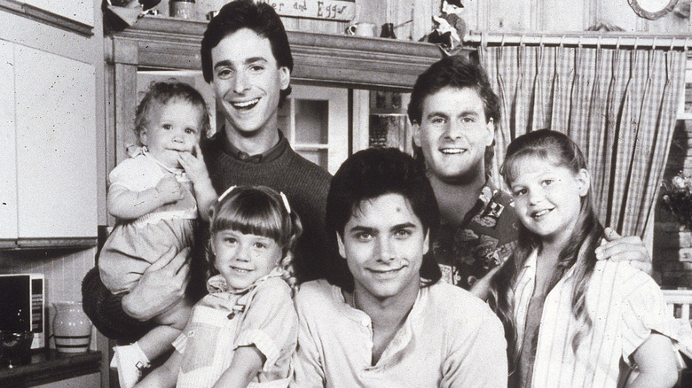 Full House (1987) filminin oyuncuları sette tanıtım fotoğrafı için poz veriyor