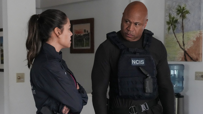 Jane Tennant ve Sam Hanna NCIS: Hawaii'de bir odada duruyorlar