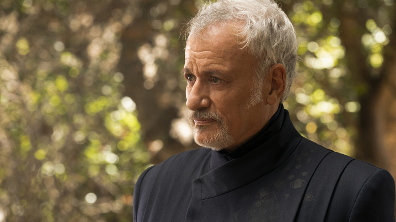 Q (John de Lancie) stands outside clad in all black on Star Trek: Picard
