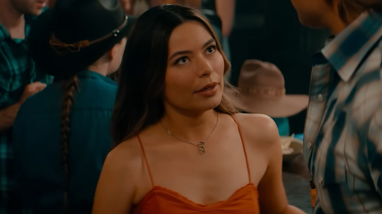 Miranda Cosgrove as Dawn, talking to a man at a bar in The Wrong Paris