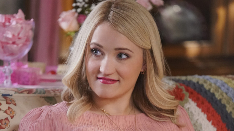 Emily Osment as Mandy, smiling on Young Sheldon