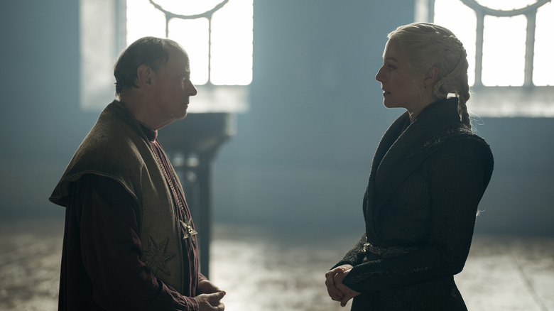 Rhaenyra, House of the Dragon Sezon 3'te (2026) Yüce Rahip ile konuşuyor