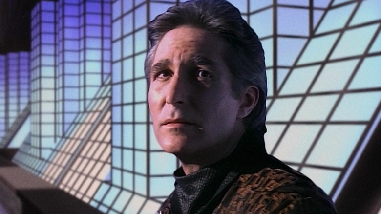 Komutan Jeffrey Sinclair, Babylon 5'te parlayan mavi blokların önünde duruyor