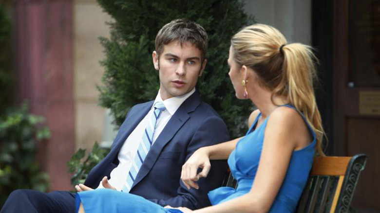 Nate sitting outside talking to Serena on Gossip Girl