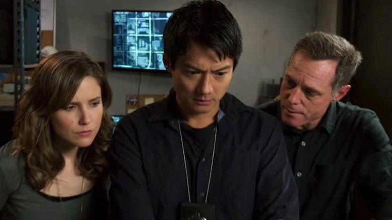 Erin Lindsay, Sheldon Jin ve Hank Voight Chicago Polis Teşkilatı'nda yan yana durup bir bilgisayara bakıyorlar