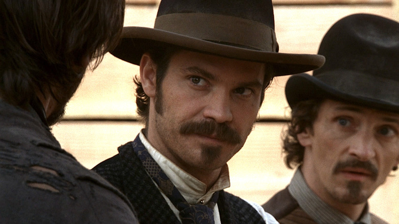 Deadwood'da kovboy şapkalı Saygıdeğer HW Smith'in yakın çekimi