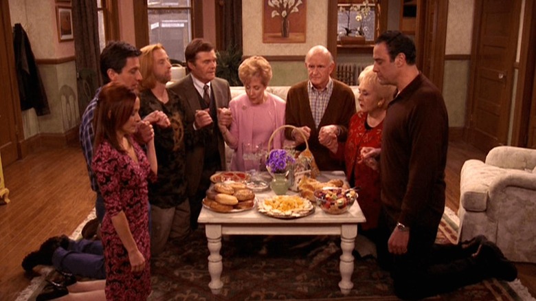 Amy and Robert's families kneeling around a table on "Everybody Loves Raymond"