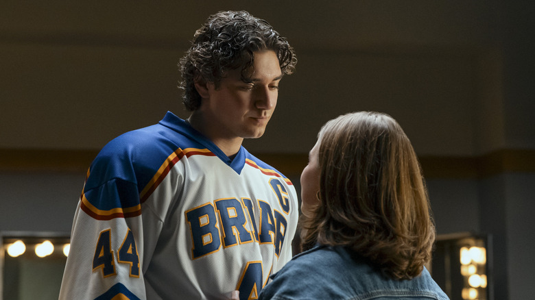 Garrett, wearing a hockey jersey, talking to Hannah in Off Campus (2026)
