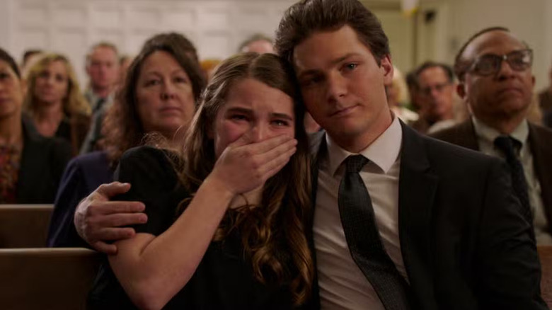 Dentro de uma igreja em Young Sheldon (2017-2024), George segura Missy enquanto ela cobre a boca e chora com lágrimas nos olhos.