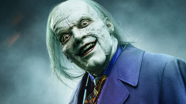 Gotham'daki Jeremiah Valeska rolündeki Cameron Monaghan, soluk tenli, yeşil saçlı, kırmızı dudaklı ve mor kıyafetiyle Joker'e benzeyecek şekilde tasarlandı.