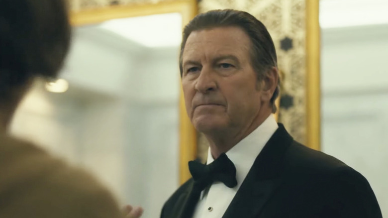 Brett Cullen, Joker'de arkasında altın aynalar bulunan banyoda siyah bir smokin giyen Thomas Wayne rolünde