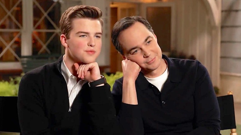Iain Armitage ve Jim Parsons Young Sheldon'ın setinde