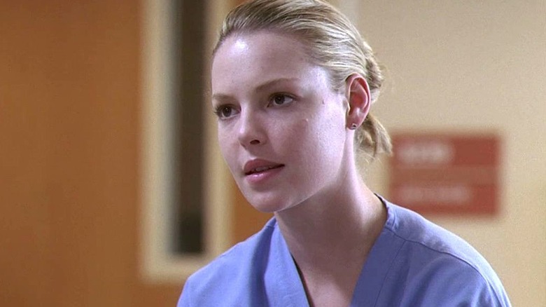 Grey's Anatomy'de mavi önlüklü ve sarı saçları arkadan toplanmış Dr. Izzie Stevens