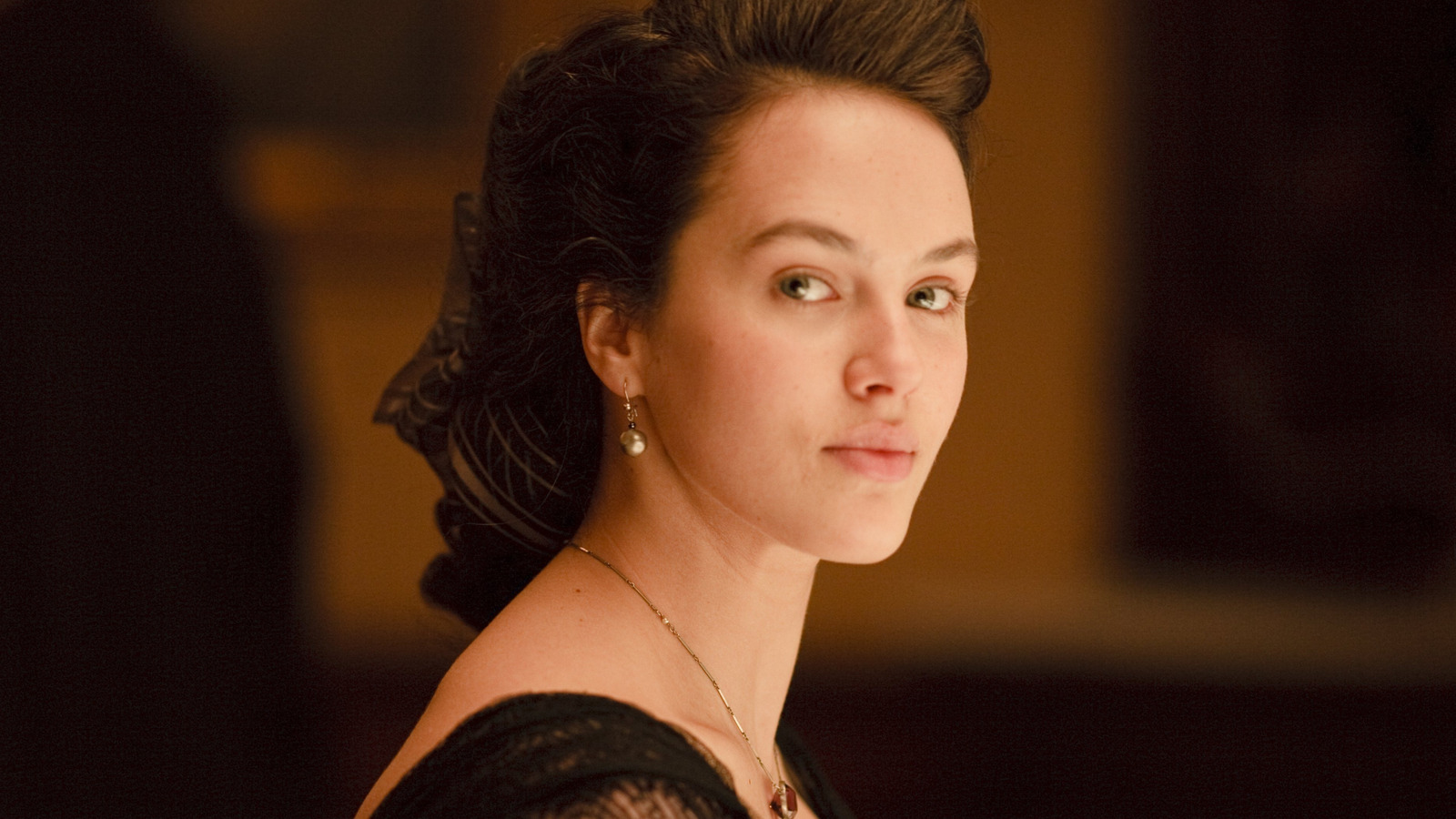 Downton Abbey: Why Lady Sybil Actress Jessica Brown Findlay Left After 3 Seasons Downton Abbey: Why Lady Sybil Actress Jessica Brown Findlay Left After 3 Seasons