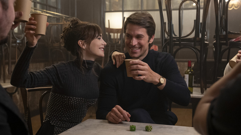 Gabriel está brindando com Emily e outros chefs no Emilie em Paris