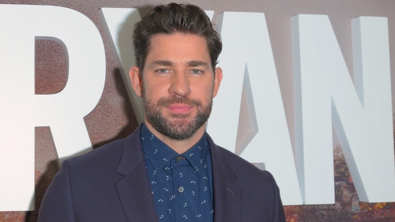 John Krasinski, Jack Ryan posterinin önünde