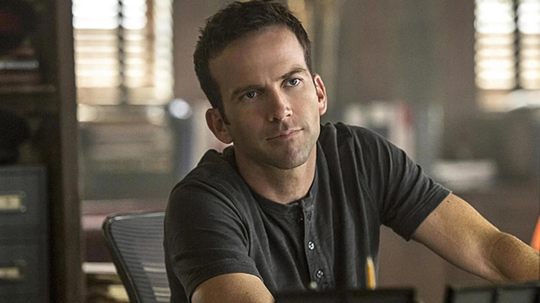 LaSalle (Lucas Black) masasında oturuyor 