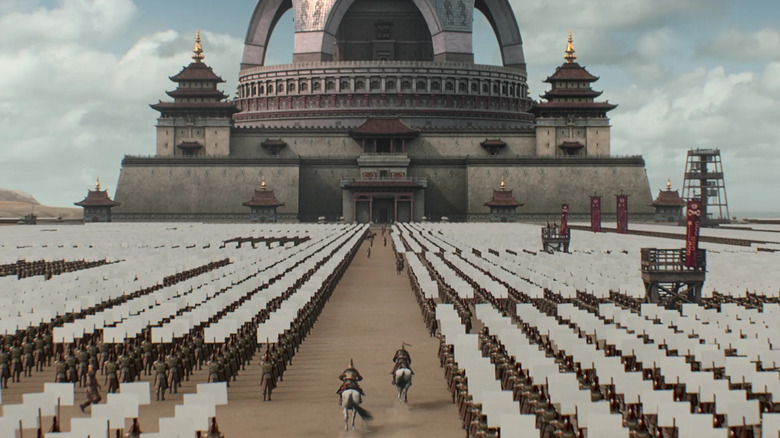 um palácio fora do qual os soldados estão estacionados 