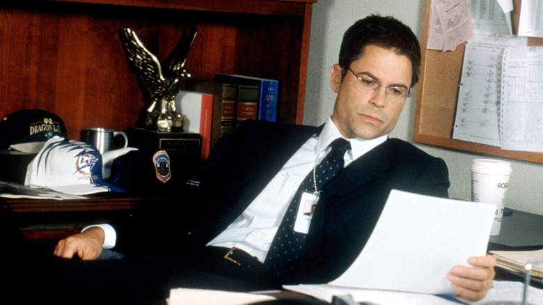 Sam Seaborn olhando papéis em uma mesa no The West Wing (1999–2006)