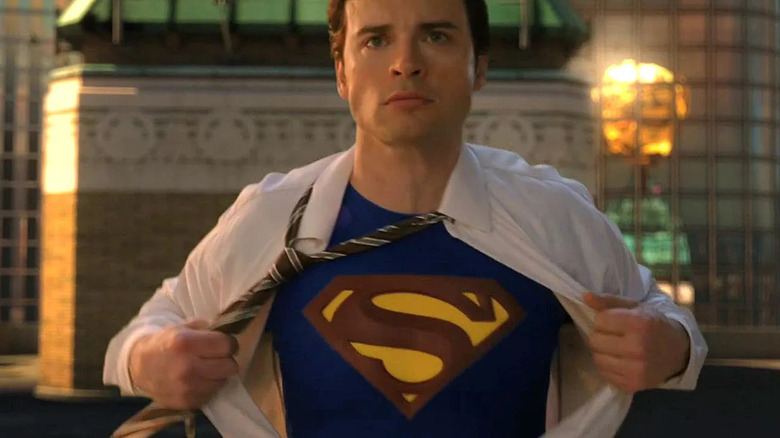 Clark Kent (Tom Welling) gömleğini ve kravatını yırtıp açarak Süpermen kostümünü ortaya çıkarıyor. 