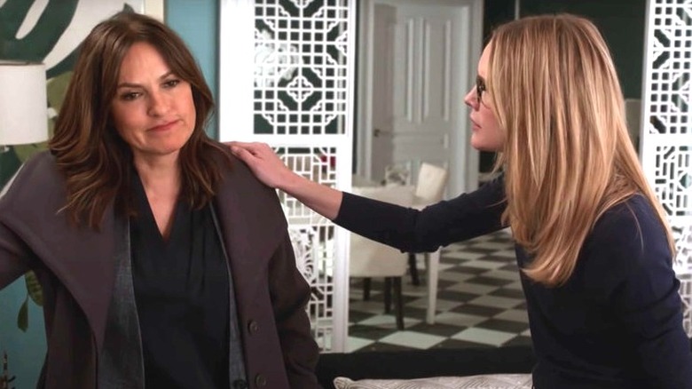 ألكسندرا كابوت تعزي أوليفيا بنسون وتضع يدها على كتفها