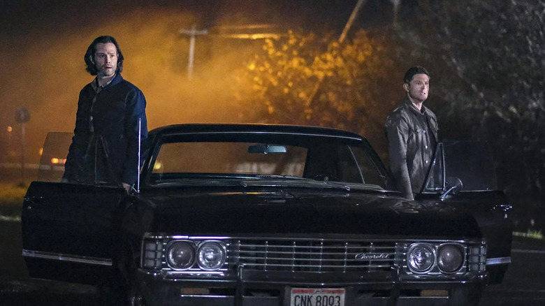 Sam e Dean ao lado de um Chevy Impala 