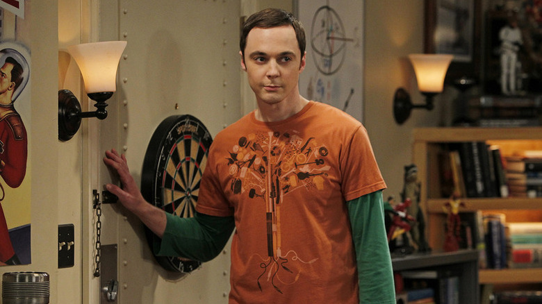Sheldon Cooper (Jim Parsons) apartman kapısına dokunuyor 