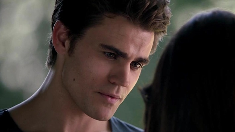 The Vampire Diaries'de Stefan Salvatore'un Elena Gilbert'e bakışının yakın çekimi