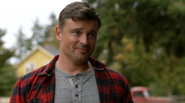 Tom Welling's Clark Kent wearing a red flannel shirt in Batwoman