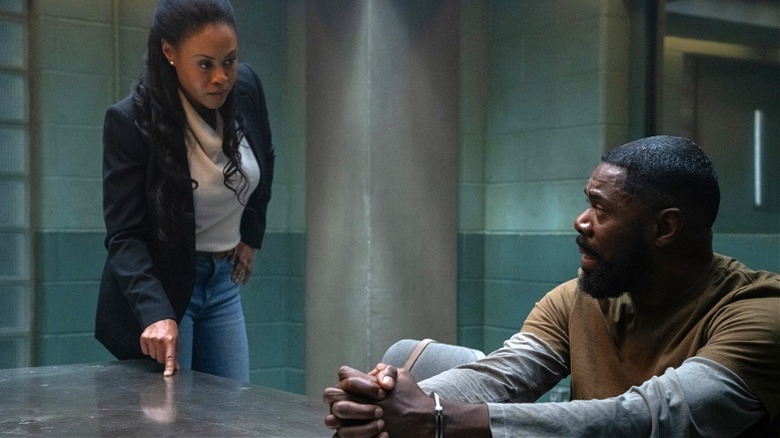 Phaedra Coleman de Vinessa Antonini exige respostas de Muncy de Domingo em uma sala de interrogatório em The Madness