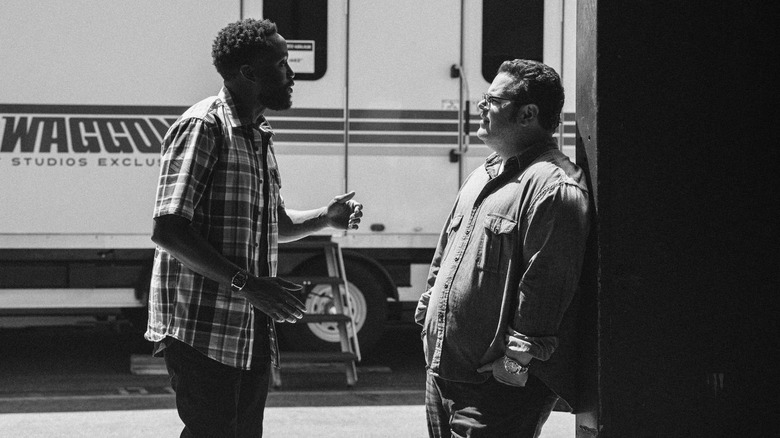 Demar Davis, também conhecido como Porteiro, conversa com o ator Josh Gad no set de um filme do Homem Maravilha da Marvel Studios.