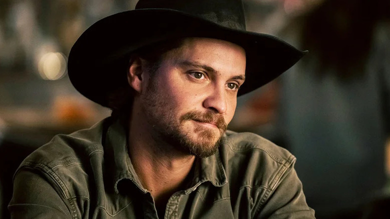 Luke Grimes' Kayce Dutton wearing a black hat on Marshals
